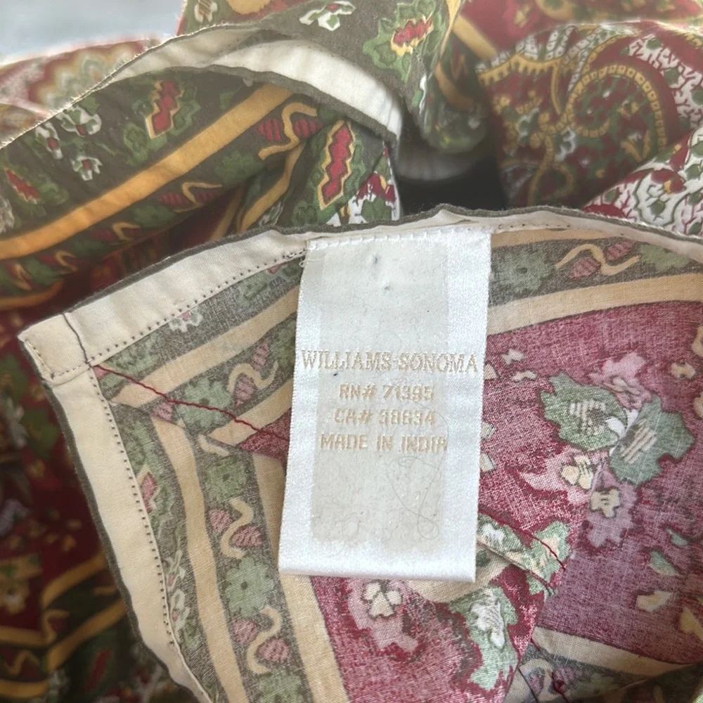 Williams Sonoma 100% cotton beautiful Elegant Paisley Patterned tablecloth